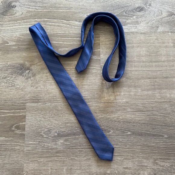 Calvin Klein Silk Extreme Slim Blue Striped Tie - Picture 1 of 6